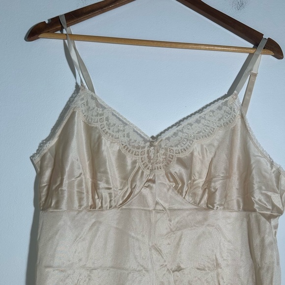 Elegant Cream Slip Dress with Lace Trim - Picture 5 of 8